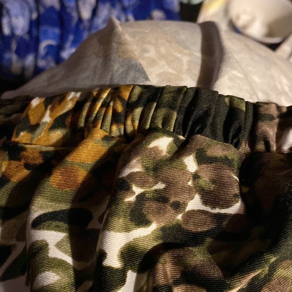 Serengeti waterfall top size XL top elastic around the neck to 1/2 way Down - Picture 10 of 10